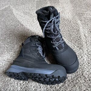 Women’s Chilkat V 400 Waterproof Boots. Size 7. Worn once. MINT condition.